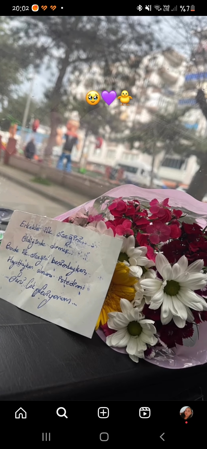 Bir kız sevgilisine gül alır mı?