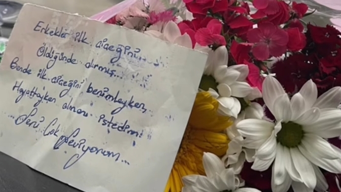 Bir kız sevgilisine gül alır mı?
