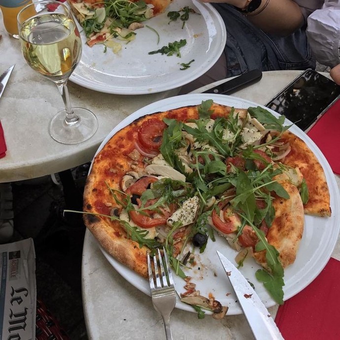 Pizza, çatal bıçak ile yenilemez mi?
