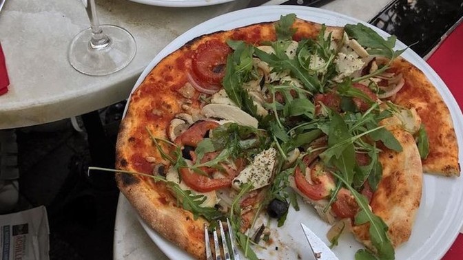 Pizza, çatal bıçak ile yenilemez mi?