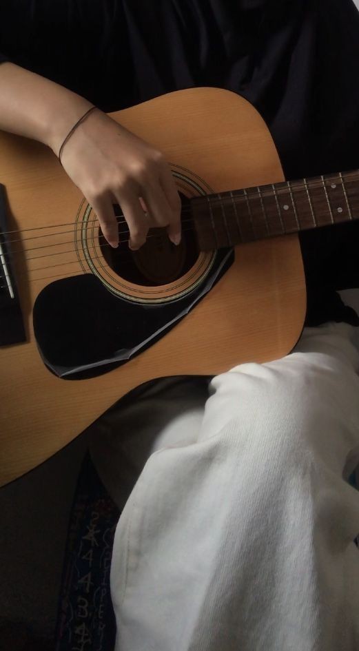 Hediye olarak yeni gitar aldım en hızlı ve kolay şekilde nasıl öğrenebilirim?