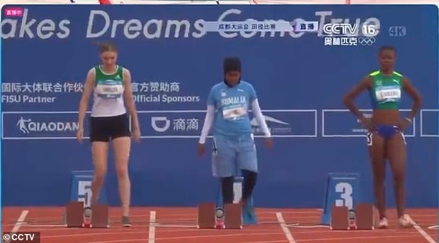 Somalili göbekli atletin 100 metre koşusu spor dünyasında gündem oldu! Sizce bu atlet koşuya neden katıldı?