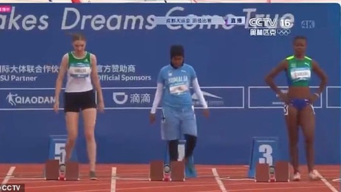 Somalili göbekli atletin 100 metre koşusu spor dünyasında gündem oldu! Sizce bu atlet koşuya neden katıldı?