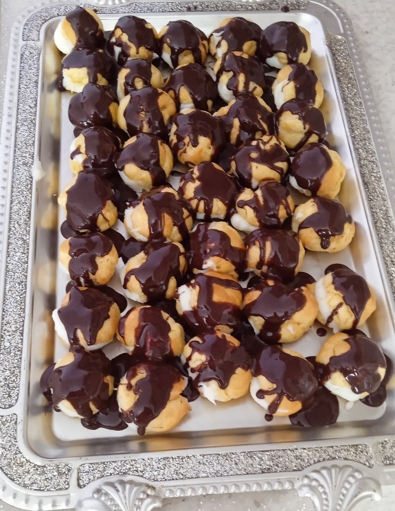 Bugün menüde profiterol var, sizce nasıl gözüküyor? Güzel duruyor mu?