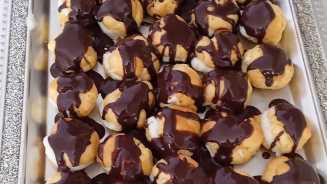 Bugün menüde profiterol var, sizce nasıl gözüküyor? Güzel duruyor mu?