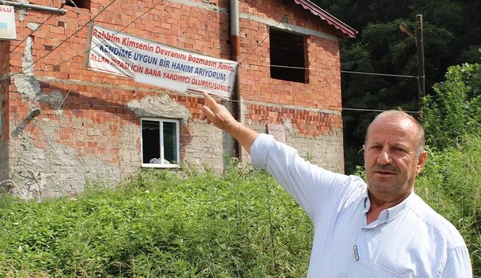 Evinin duvarına Kendime uygun bir hanım arıyorum yazan Rizeli vatandaş! Sonunuz böyle olur mu?