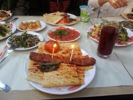 Bugün benim doğum günüm. Doğum günlerinde pasta kesmek şart mı?