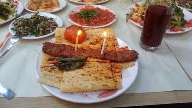 Bugün benim doğum günüm. Doğum günlerinde pasta kesmek şart mı?