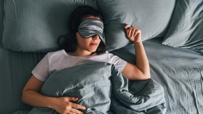Sürekli uyuyan, seni ihmal eden biri ile sevgili olur muydun?