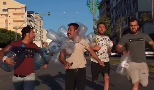 Arka arkaya gelen akaryakıt zamlarına karşı vatandaşların mizahi videosu! Araba sahipleri de böyle midir?