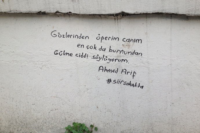 Duvar yazıları mı, kamyon arkası yazıları mı daha samimi?