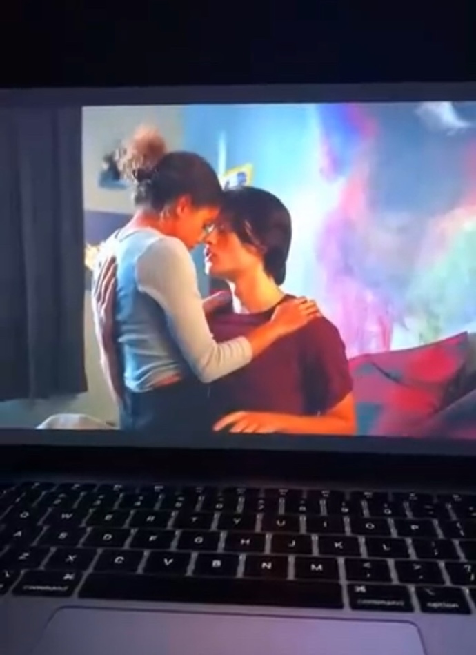 Film izlerken etkilenmek normal mi?