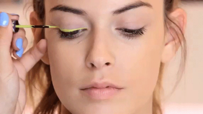 Renkli eyeliner herkese yakışır mı?