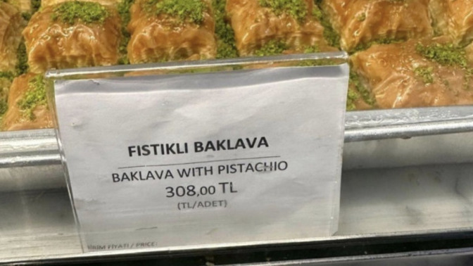 Havalimanında baklavanın bir dilimi 308 TL'den satılıyor! Sizce bu fiyattan baklava alan oluyor mudur?