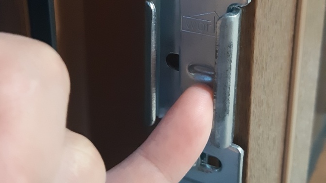 Kolu düşen pvc kapıyı nasıl açabiliriz?