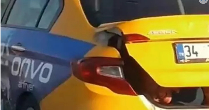 TEMde tehlikeli yolculuk! Sizce bu adam neden ticari taksi bagajında yolculuk yapıyor?