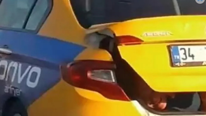 TEM'de tehlikeli yolculuk! Sizce bu adam neden ticari taksi bagajında yolculuk yapıyor?