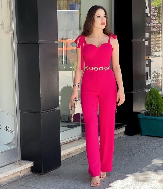 İş görüşmesinde pembe tulum giyilir mi?