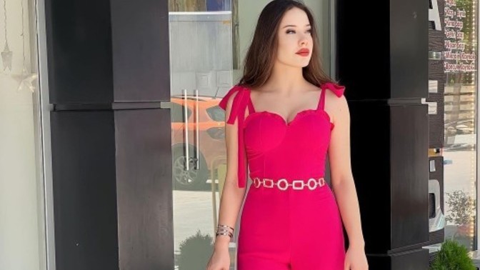 İş görüşmesinde pembe tulum giyilir mi?