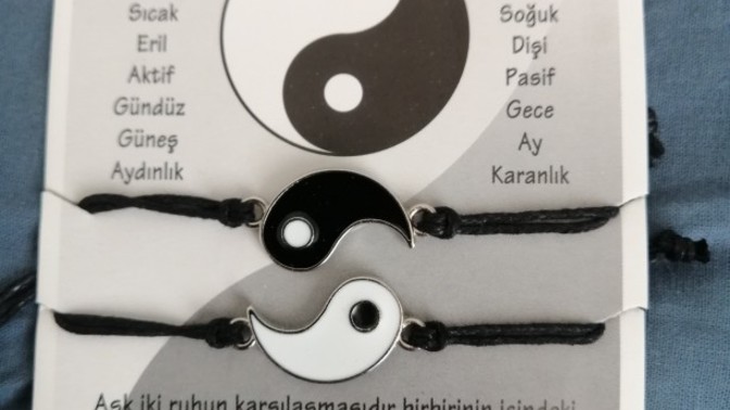 Yinyang dövmeleri veya bileklik kolyeleri kullanmalı mıyım sizce?