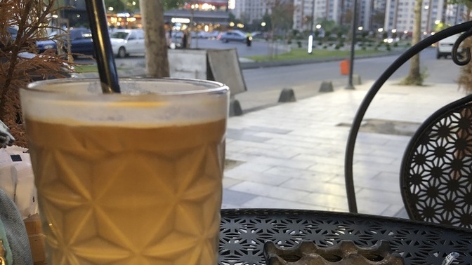Ben yine yalnızları oynuyorum. Siz şu an kiminle kahve içmek isterdiniz?