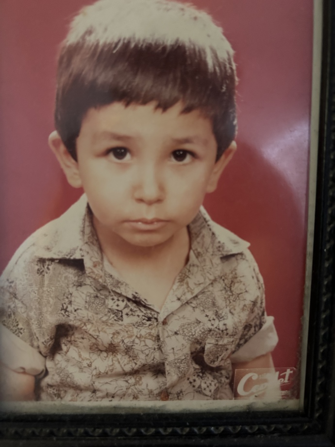 Cem Yılmaz çocukluk fotoğrafını "1975 Saklambaç Erkek Çocuk Güzeli 2. lik" notuyla paylaştı. Çocukluğunuzu güzel buluyor musunuz?