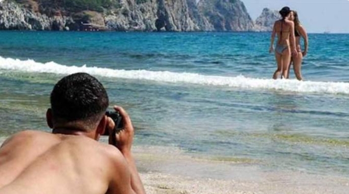 Kızlar, Kadınlarda plajda beğendikleri şortlu erkekleri izleyip hayal kurar mı?