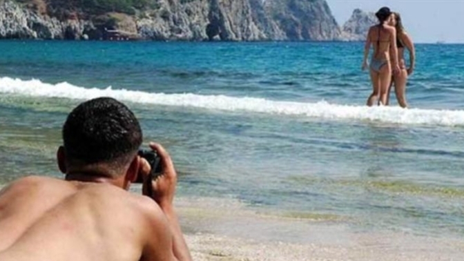 Kızlar, Kadınlarda plajda beğendikleri şortlu erkekleri izleyip hayal kurar mı?