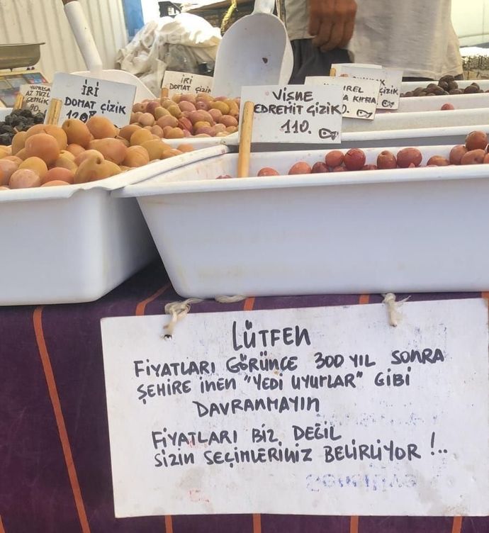 Bodrumda pazar esnafı Fiyatları biz değil, sizin seçimleriniz belirliyor yazısı asmış. Fiyatlarda esnafın etkisi var mı?