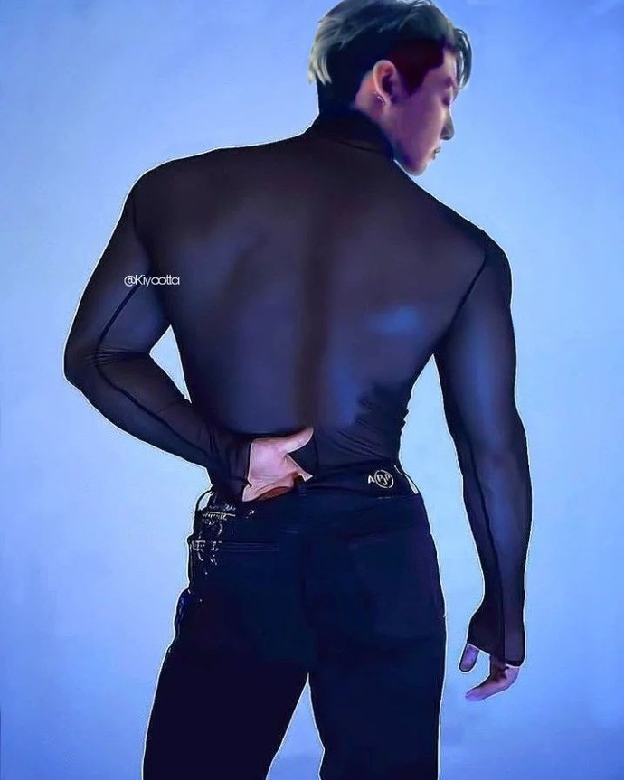 Şuna bir bak, bak bir, bir bak bu insan olabilir mi? Omuz genişliğine, belin inceliğine ve o kaslı kollar😍😍😍😍😍