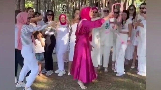 Gelin adayının şampanya patlatması sosyal medyada tepki topladı! Sizce tepkiler haklı mı?