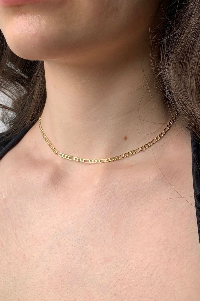 Beyaz tene gold takılar yakışmaz mı?