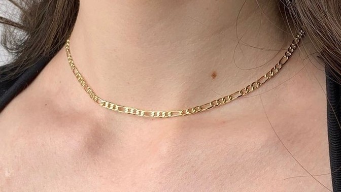 Beyaz tene gold takılar yakışmaz mı?