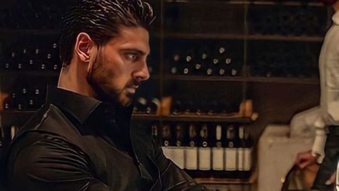 Buluşmaya takım elbiseyle gitsem ciddi olduğumu düşünür mü?