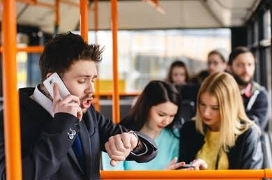 Toplu taşıma araçlarında telefonla konuşmak görgüsüzlük mü?