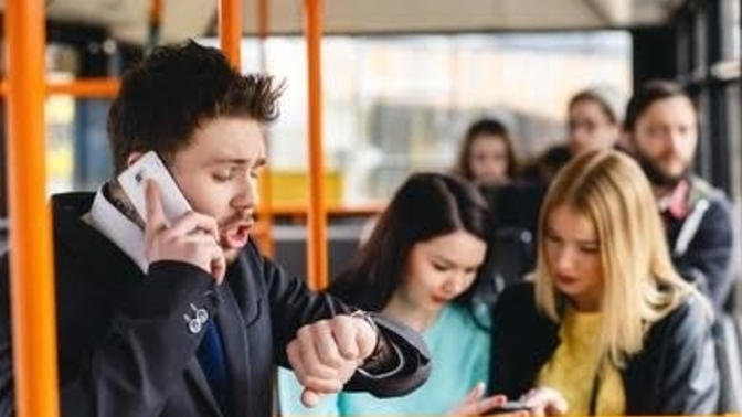 Toplu taşıma araçlarında telefonla konuşmak görgüsüzlük mü?