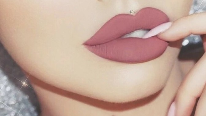 Nude deyince aklına nude renkler gelen flörtle olur mu?