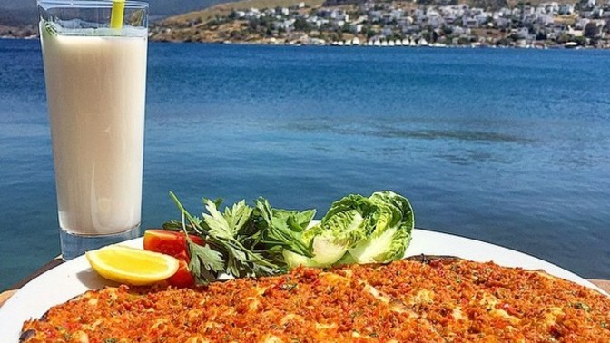 Lahmacunun yanına ne yakışır?