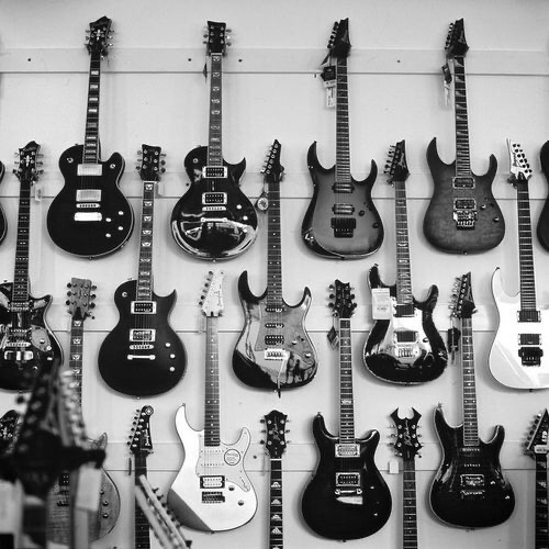 Birinin gitar çaldığını nasıl anlarım?
