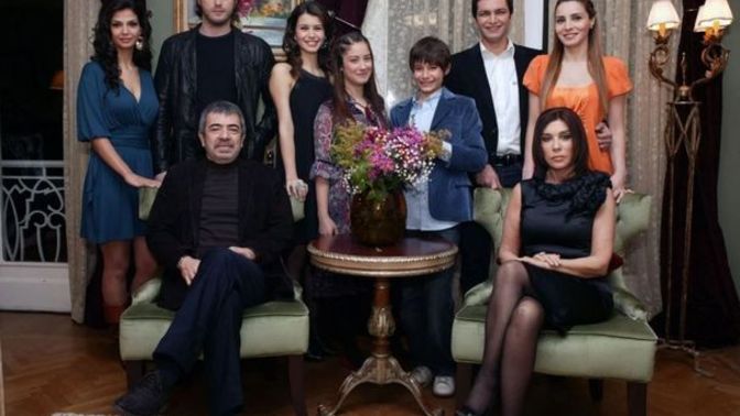 Evin içinde ayakkabı giyenler film özentisi mi?