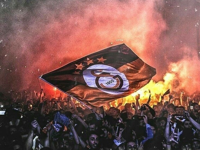 Benimle olmak yerine Galatasaray maçını izlemeye gitti! Galatasarayı benden daha çok mu seviyor?