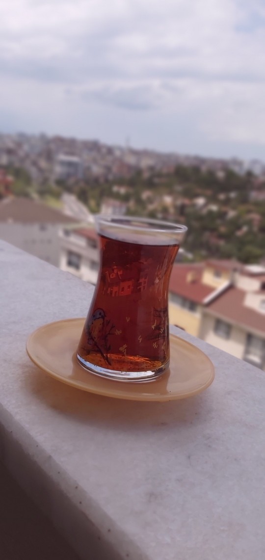Yapacak bir sürü işim varken çay içiyorum, siz ne yapıyorsunuz?