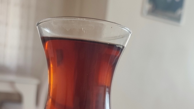 Yapacak bir sürü işim varken çay içiyorum, siz ne yapıyorsunuz?