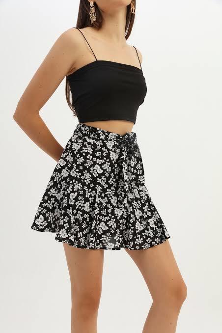 Abi bu sıcakta mini etek giymek istiyorum. Annem laf ediyor. Ne yapcam?