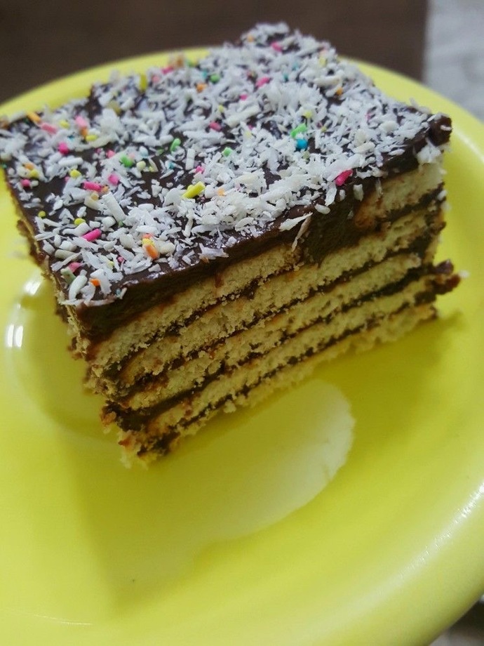 Bisküvili pasta yaptım benimle yemek ister miydin?