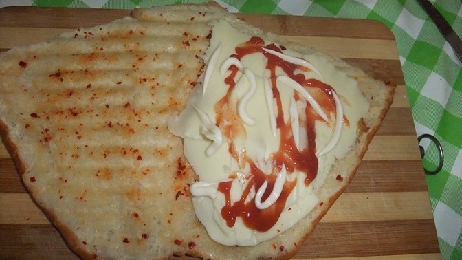 Tosta ketçap koymak midesizlik mi?
