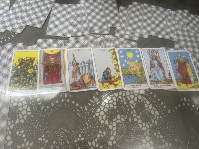 Tarot bakmasini bilen var mı  arkadaslar eig1 ?
