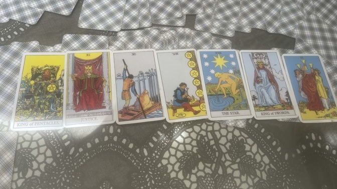 Tarot bakmasini bilen var mı  arkadaslar eig1 ?