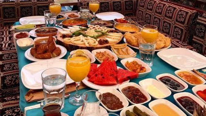 Böyle bir manzarada kiminle kahvaltı yapmak istersiniz?