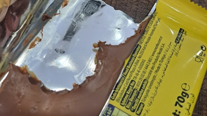 Çikolatayı ısırarak mı yersiniz, kare kare bölerek mi?